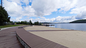 Городской пляж в Новоуральске хорошеет с каждым днем