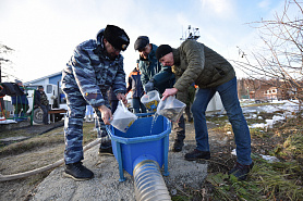 При поддержке АО «УЭХК» состоялся второй этап зарыбления Верх-Нейвинского водохранилища в Свердловской области